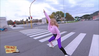 Viva Rai 2! Alessia Marcuzzi: "Flash dance" al semaforo - RaiPlay