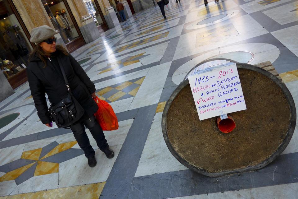 Furto Da Record A Napoli L Albero Di Natale Sparisce In Un Lampo Photogallery Rai News