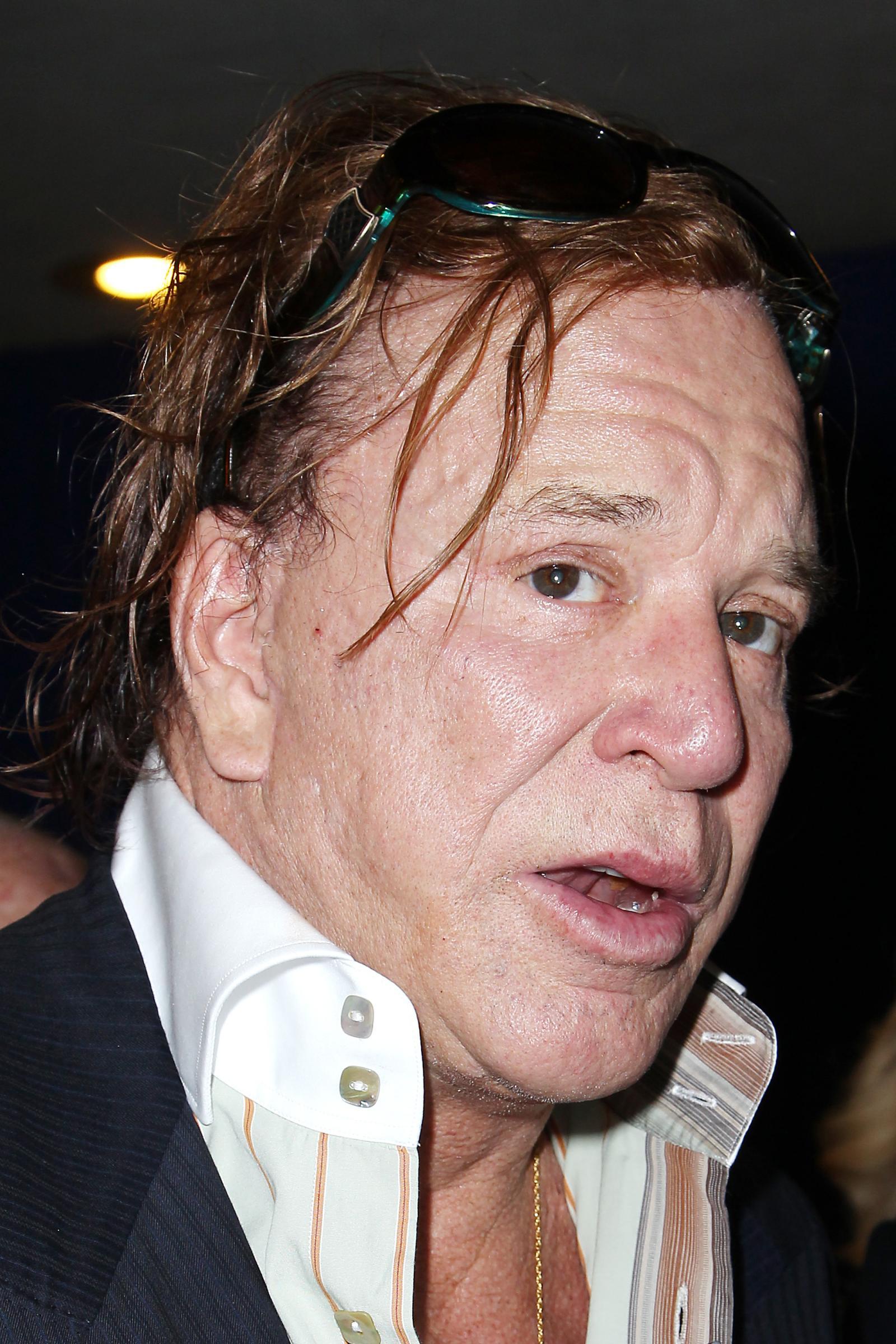 Mickey Rourke torna sul ring, faccia devastata e coraggio da vendere