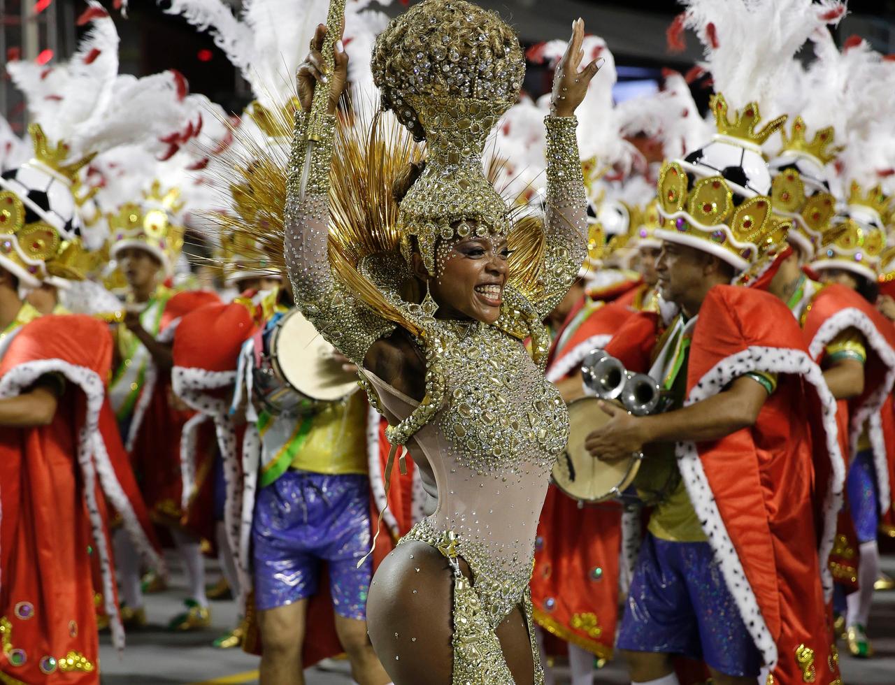 Nelle Foto Del Carnevale Brasiliano Ci Sono Calcio Formula 1 E Samba 