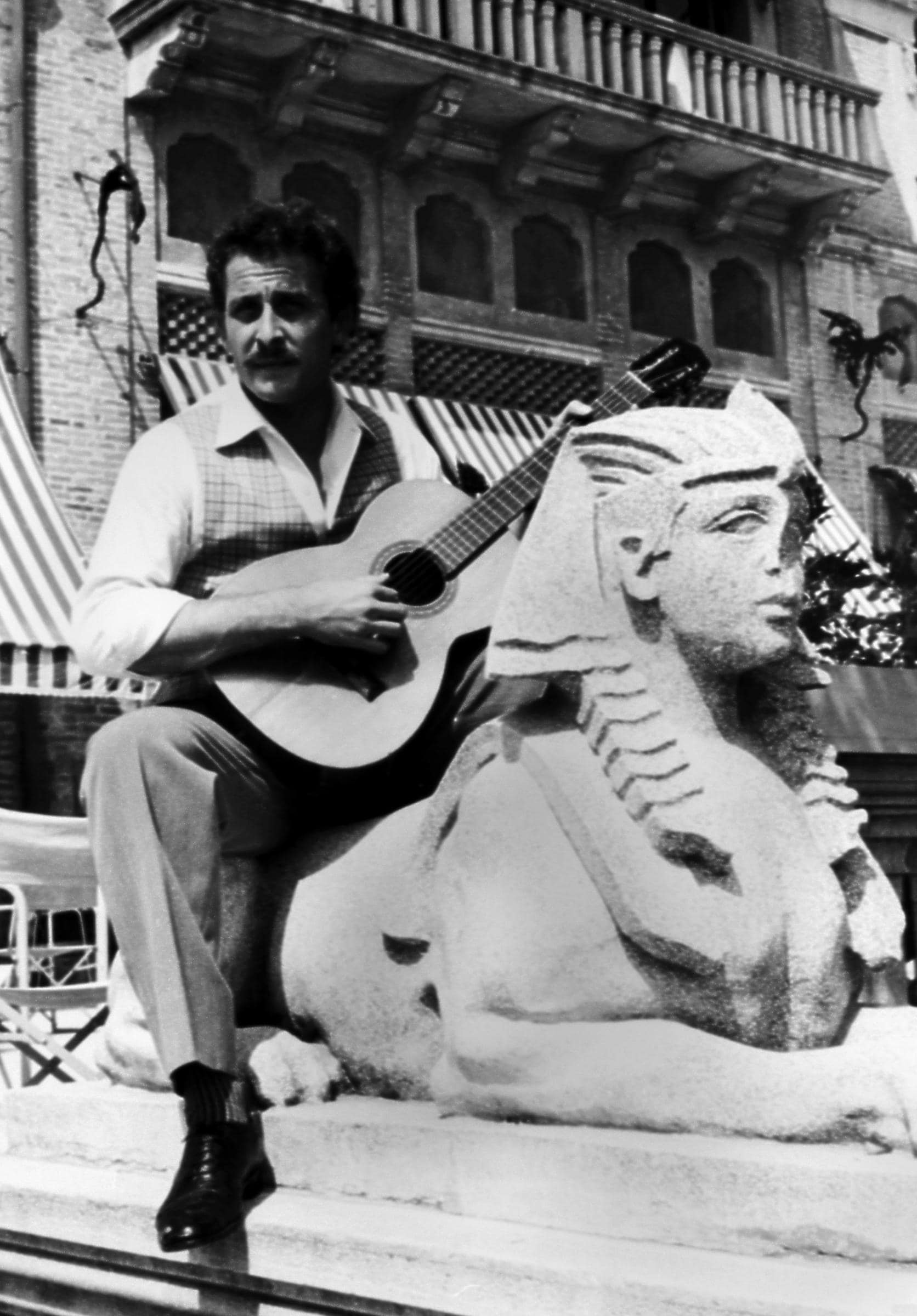 Domenico Modugno, artista completo. Fotostoria di Mr Volare a 20 anni dalla Domenico Modugno, artista completo. Fotostoria di Mr Volare a 20 anni dalla