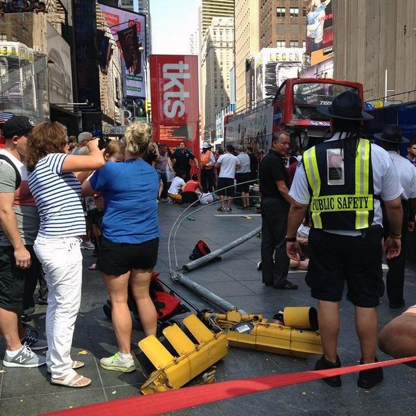 New York, incidente a Times Square tra due bus turistici Photogallery