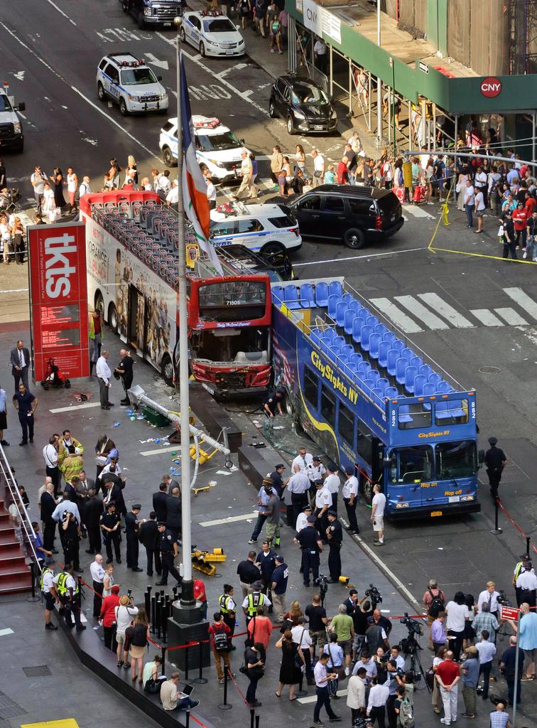 New York, incidente a Times Square tra due bus turistici Photogallery