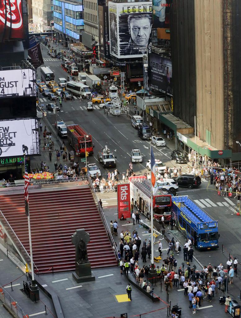 New York, incidente a Times Square tra due bus turistici Photogallery