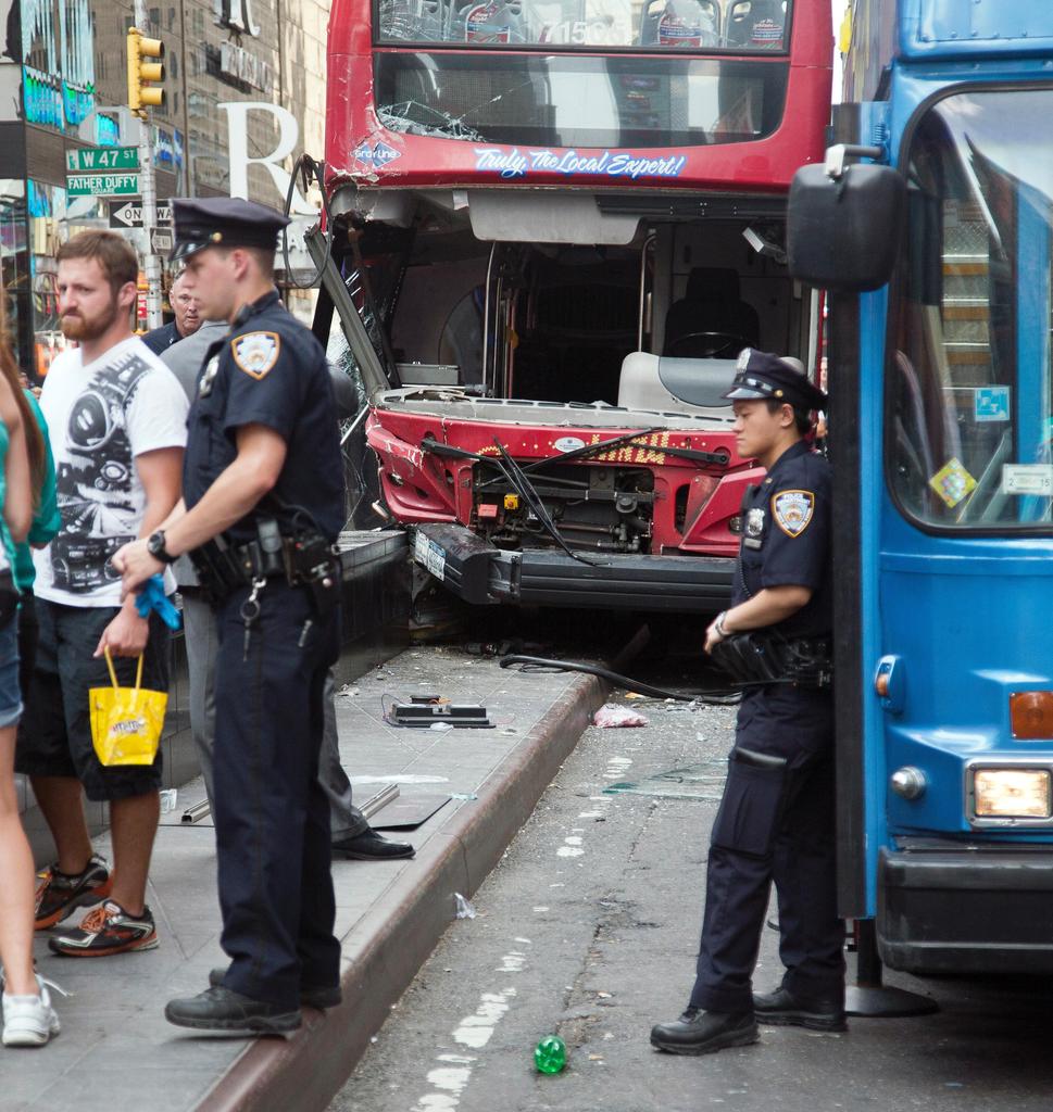 New York, incidente a Times Square tra due bus turistici Photogallery