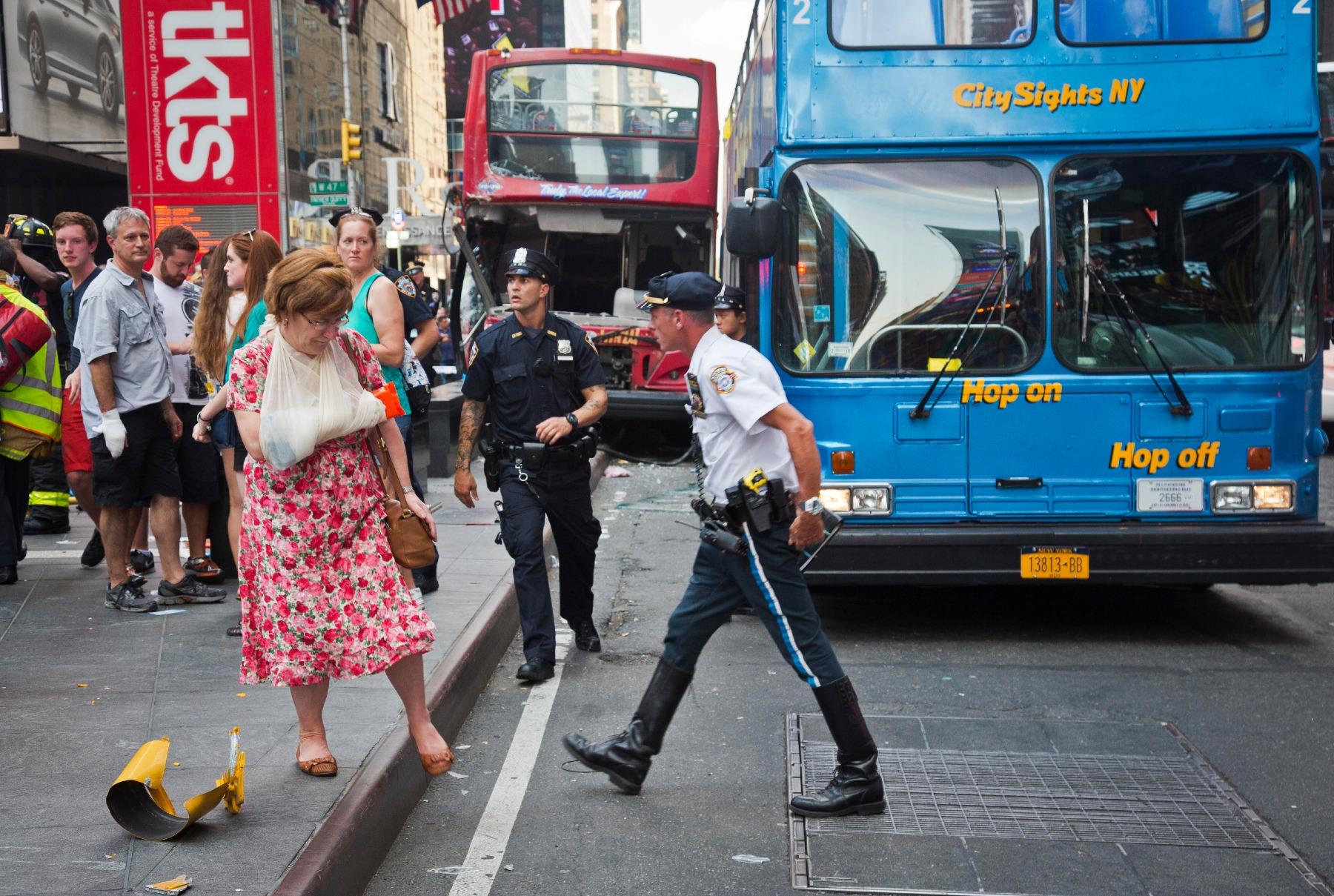 New York, incidente a Times Square tra due bus turistici Photogallery