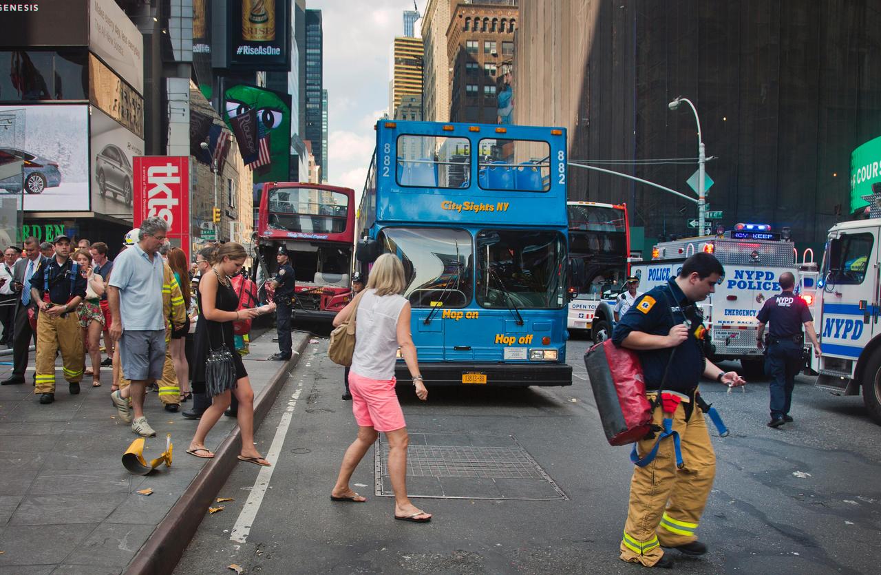 New York, incidente a Times Square tra due bus turistici Photogallery