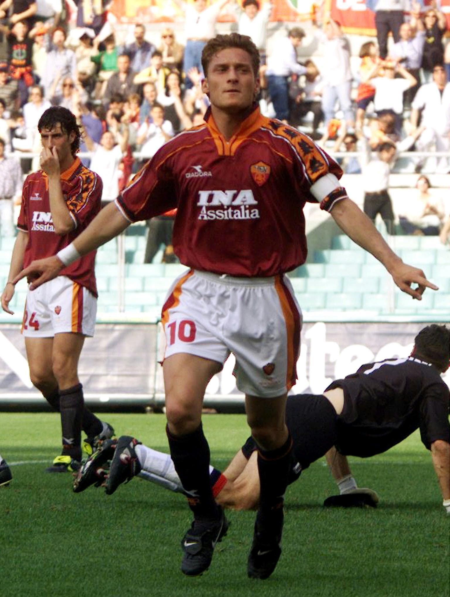Francesco Totti, 20 anni dal primo gol in Serie A le foto degli highlights di una carriera Francesco Totti, 20 anni dal primo gol in Serie A le foto degli highlights di una carriera