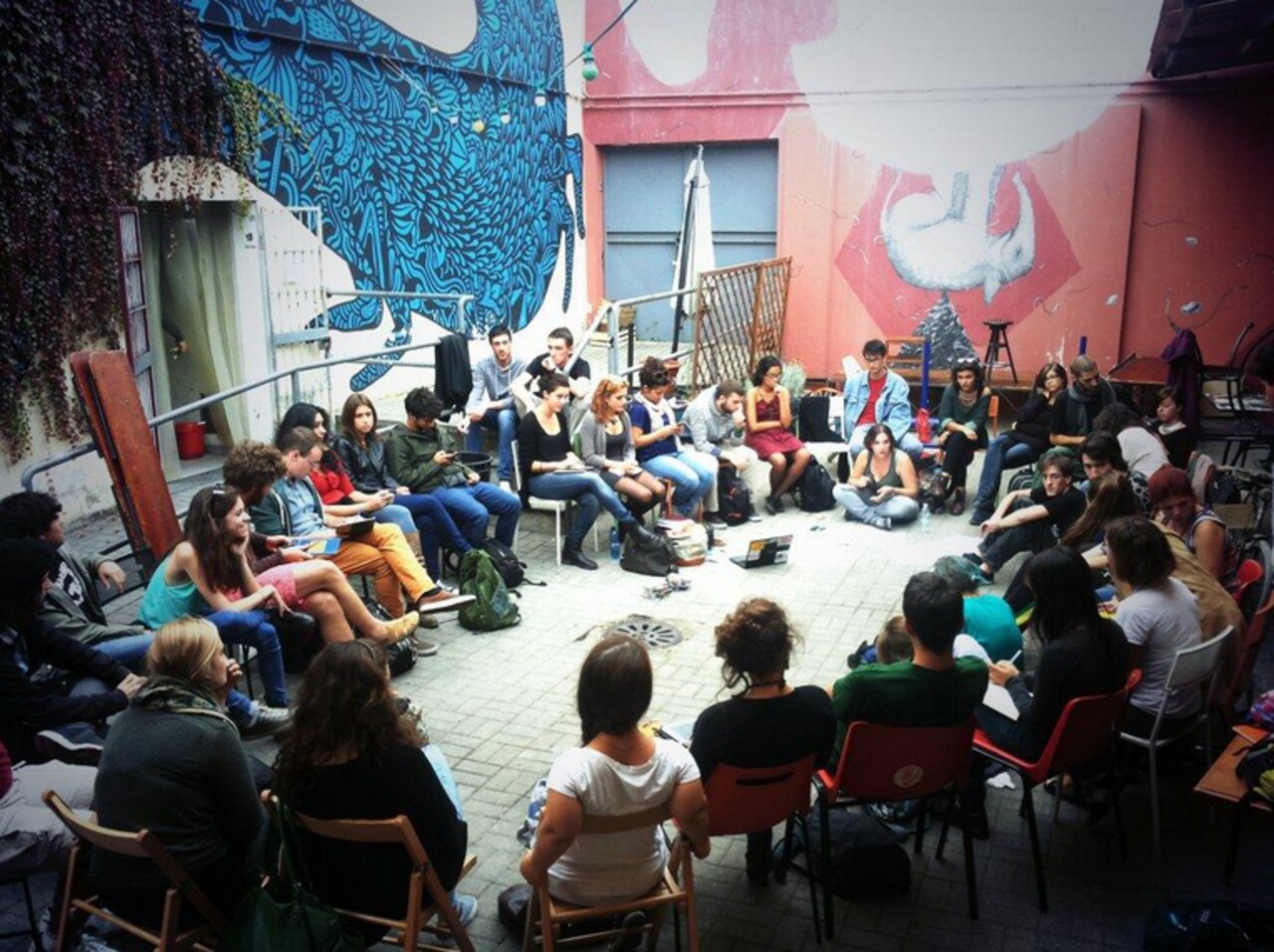  entrainscena Le Foto Degli Studenti In Piedi Sui Banchi Come Ne L 
