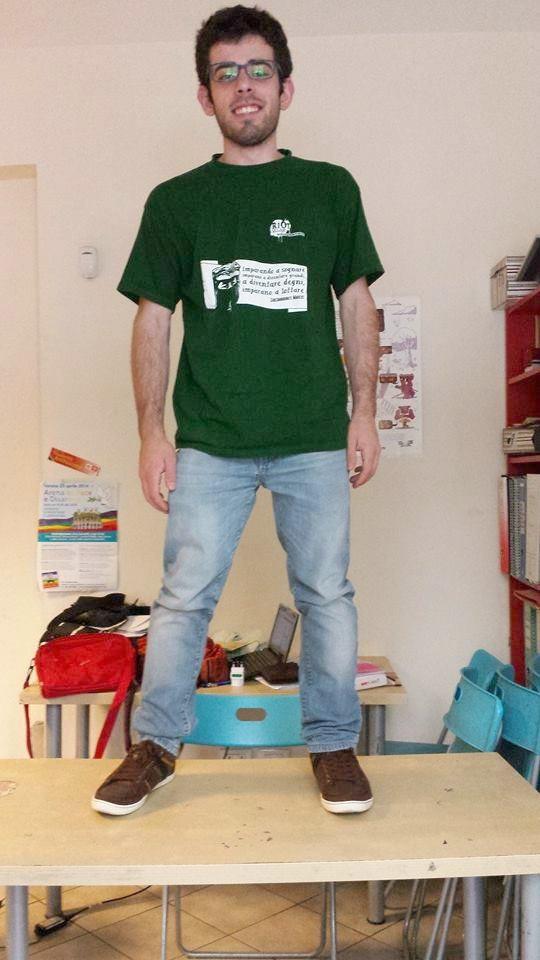  entrainscena Le Foto Degli Studenti In Piedi Sui Banchi Come Ne L 