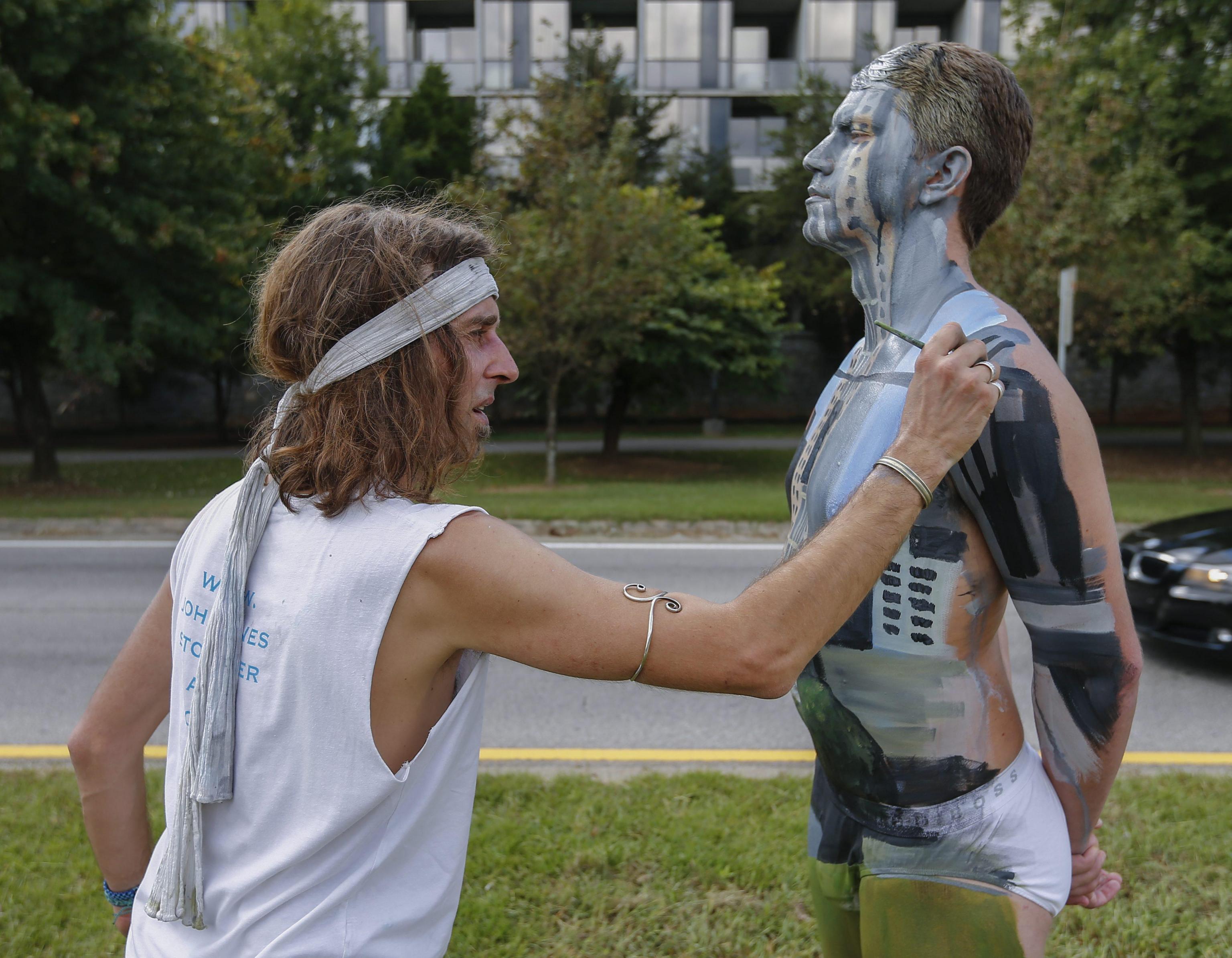 Uomini e donne nudi dipinti con le forme della città di Atlanta (foto) Photogallery Rai News Uomini e donne nudi dipinti con le forme della città di Atlanta (foto) Photogallery Rai News