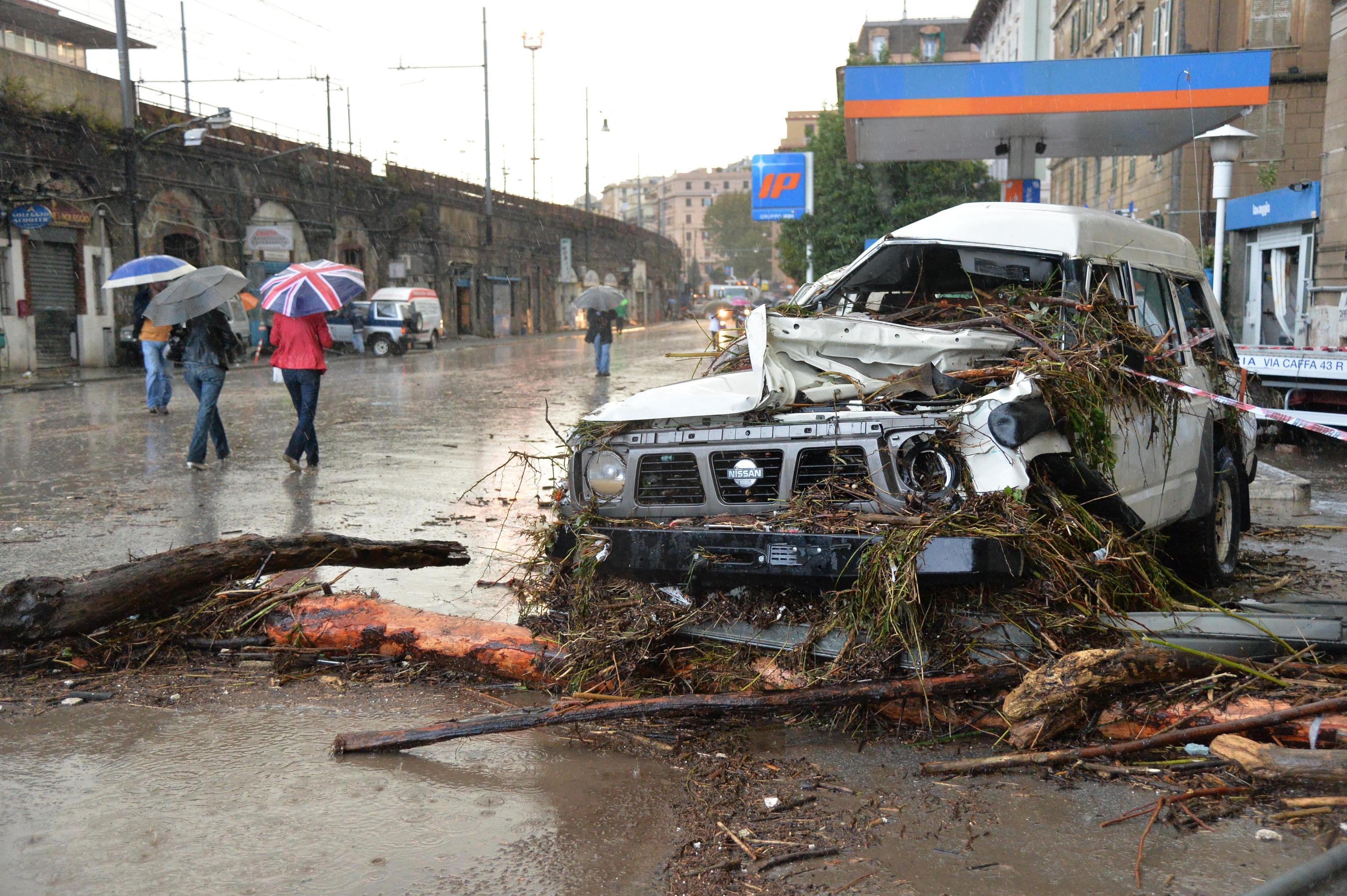 Alluvione a Genova, volontari al lavoro per liberare la città