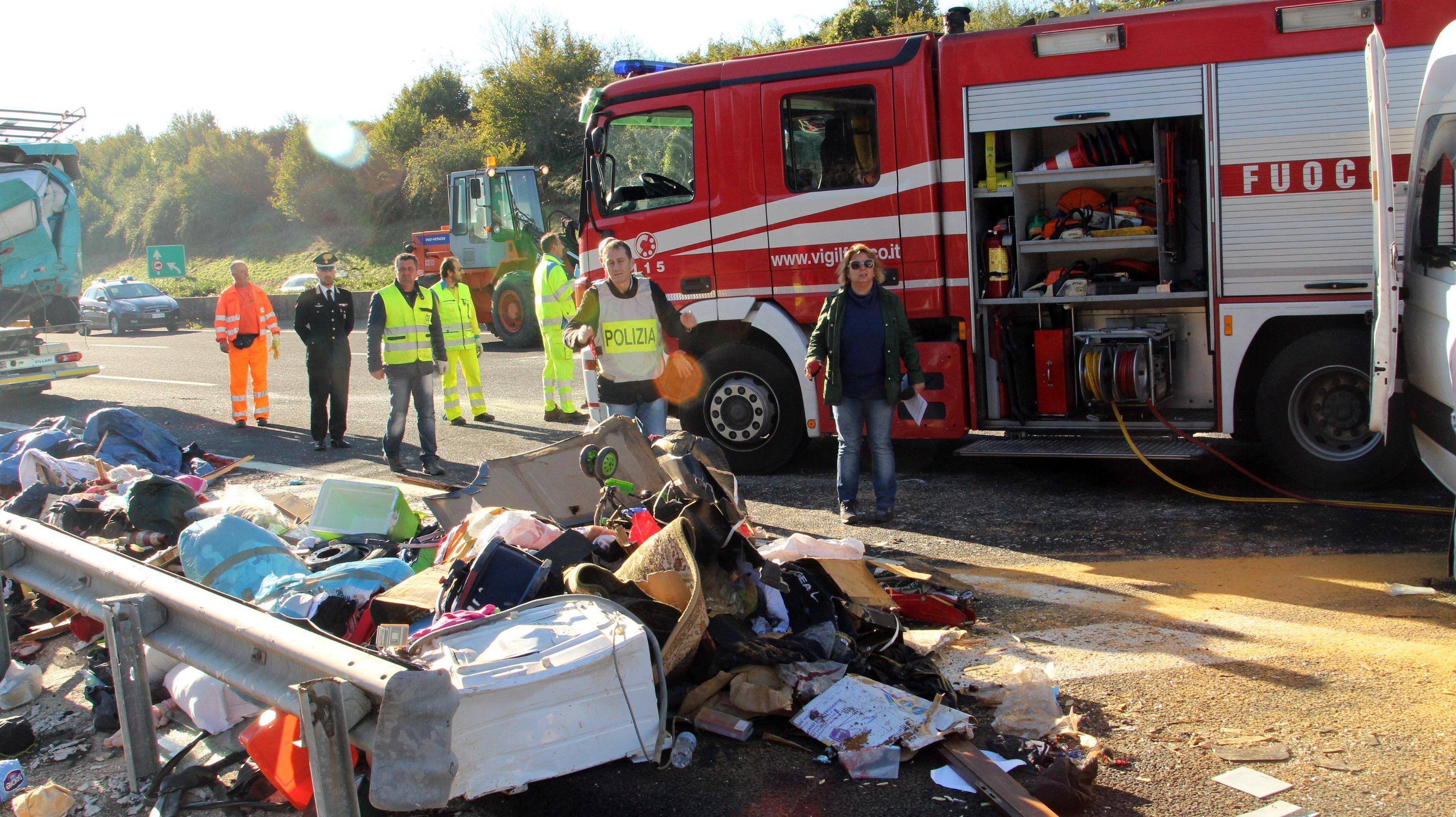 Le foto dell'incidente sull'A1 6 morti e 8 feriti. Tra le vittime
