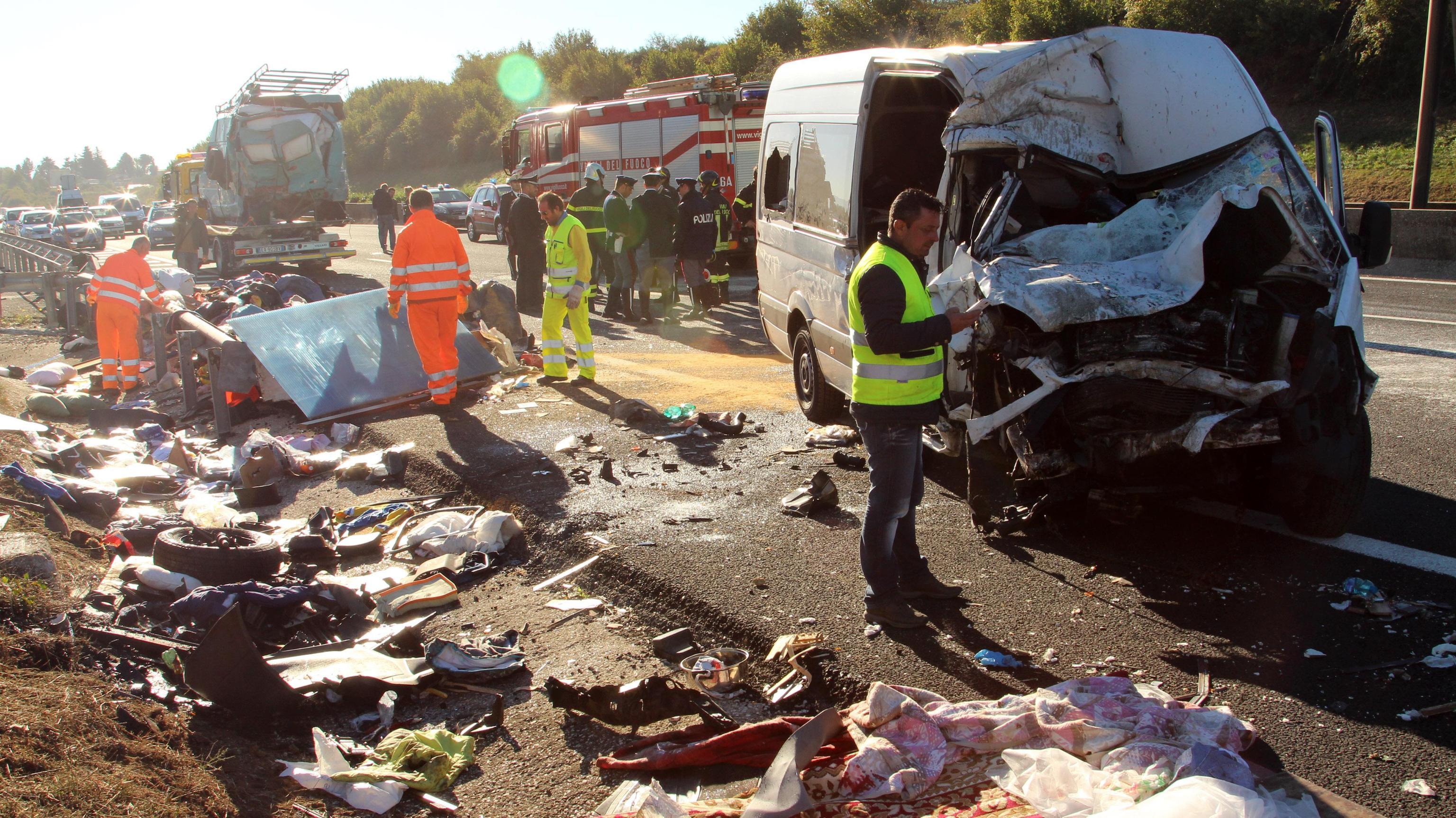 Le foto dell'incidente sull'A1 6 morti e 8 feriti. Tra le vittime
