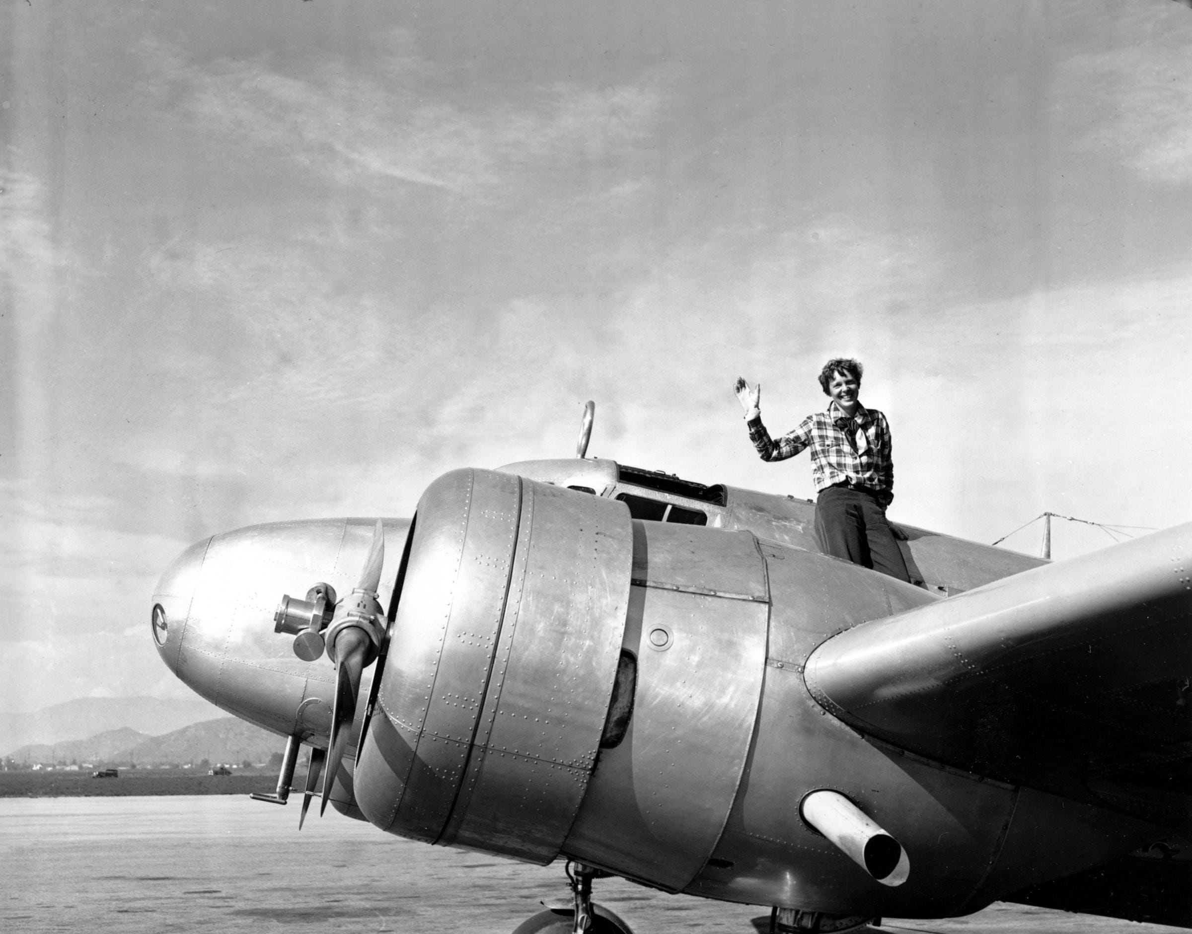 Amelia Earhart, le foto della donna che tentò il giro del mondo prima