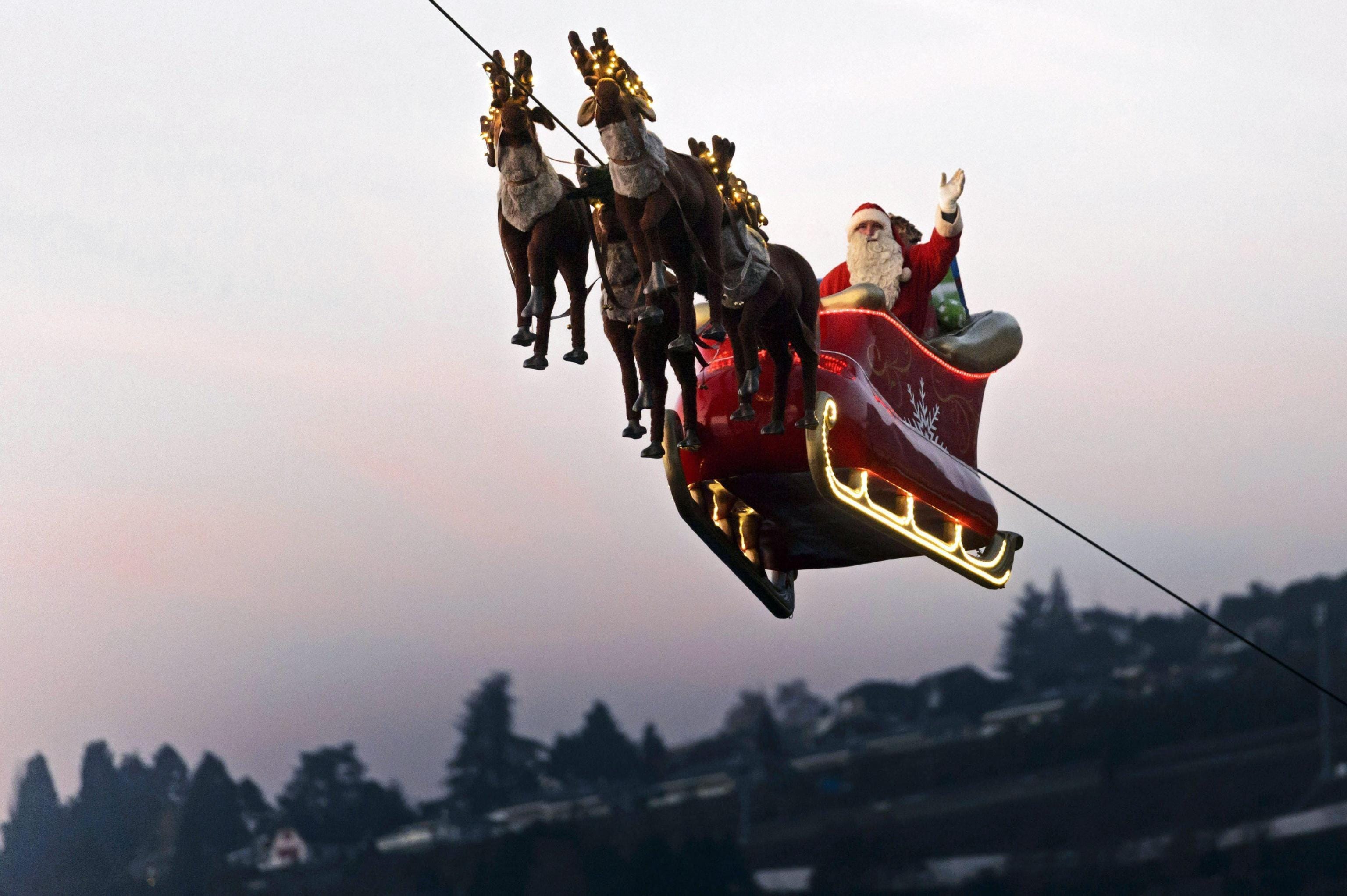 Con la slitta o con il surf, è tornato Babbo Natale! Photogallery Rai News Con la slitta o con il surf, è tornato Babbo Natale! Photogallery Rai News