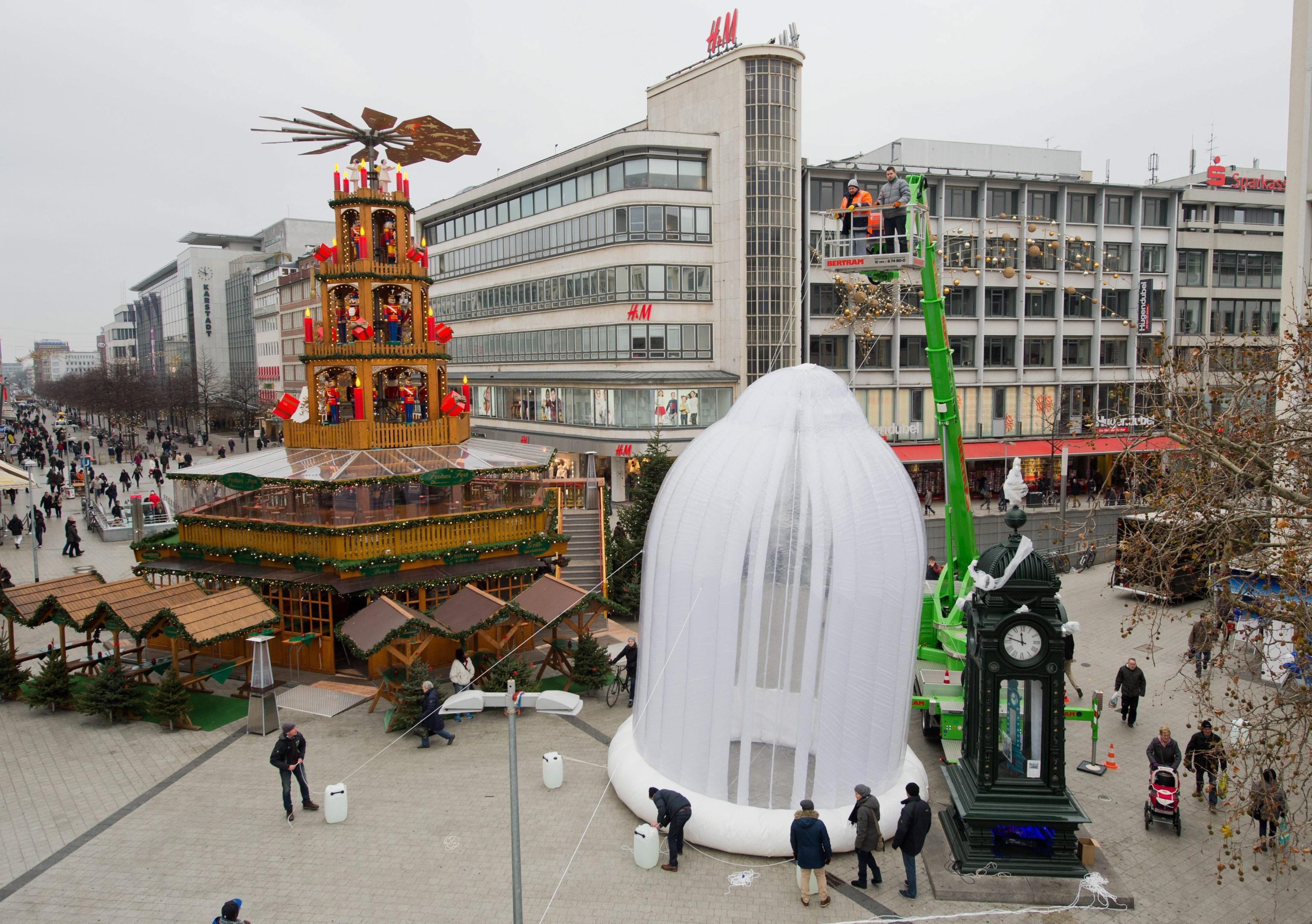 Un Preservativo Gigante Sostituisce L albero Di Natale La Citt Di