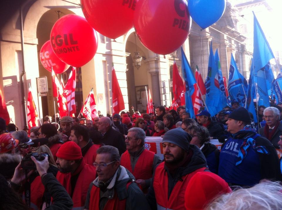 Sciopero generale, in piazza Cgil, Uil e Ugl sfidano il governo "Così