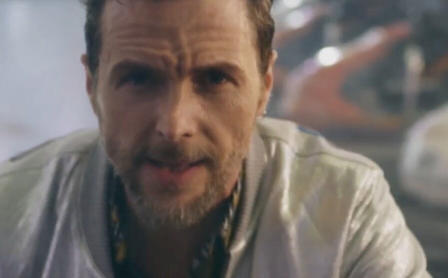 I caldi abbracci e le fughe di "Sabato", il nuovo singolo di Jovanotti