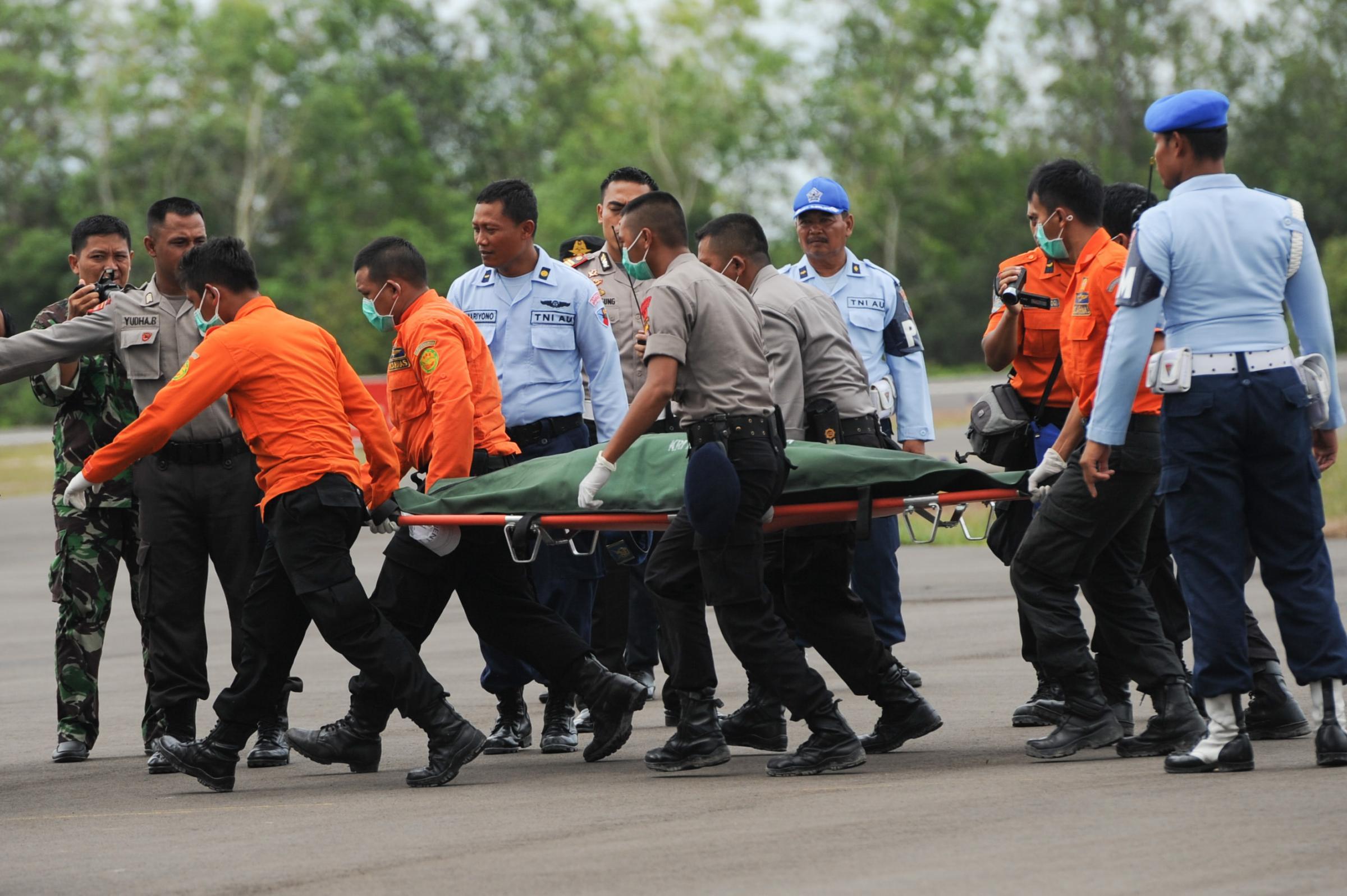 Lacrime e preghiere in Indonesia per l'arrivo delle salme ...