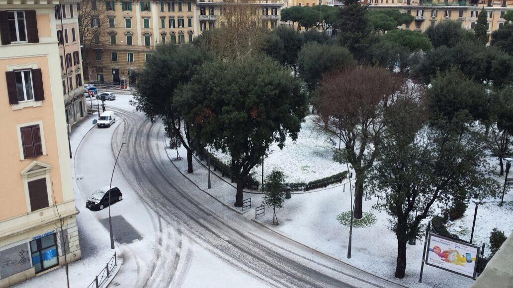 Neve o grandine? A sorpresa Roma si risveglia imbiancata (foto