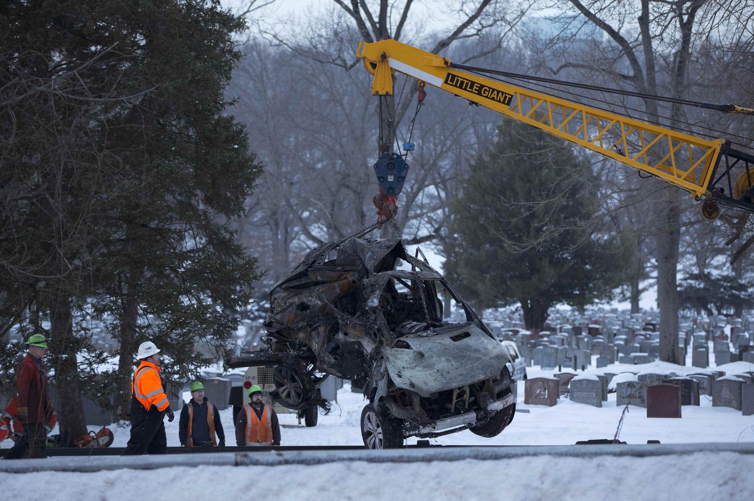 New York, treno contro auto. Le terribili immagini dei veicoli