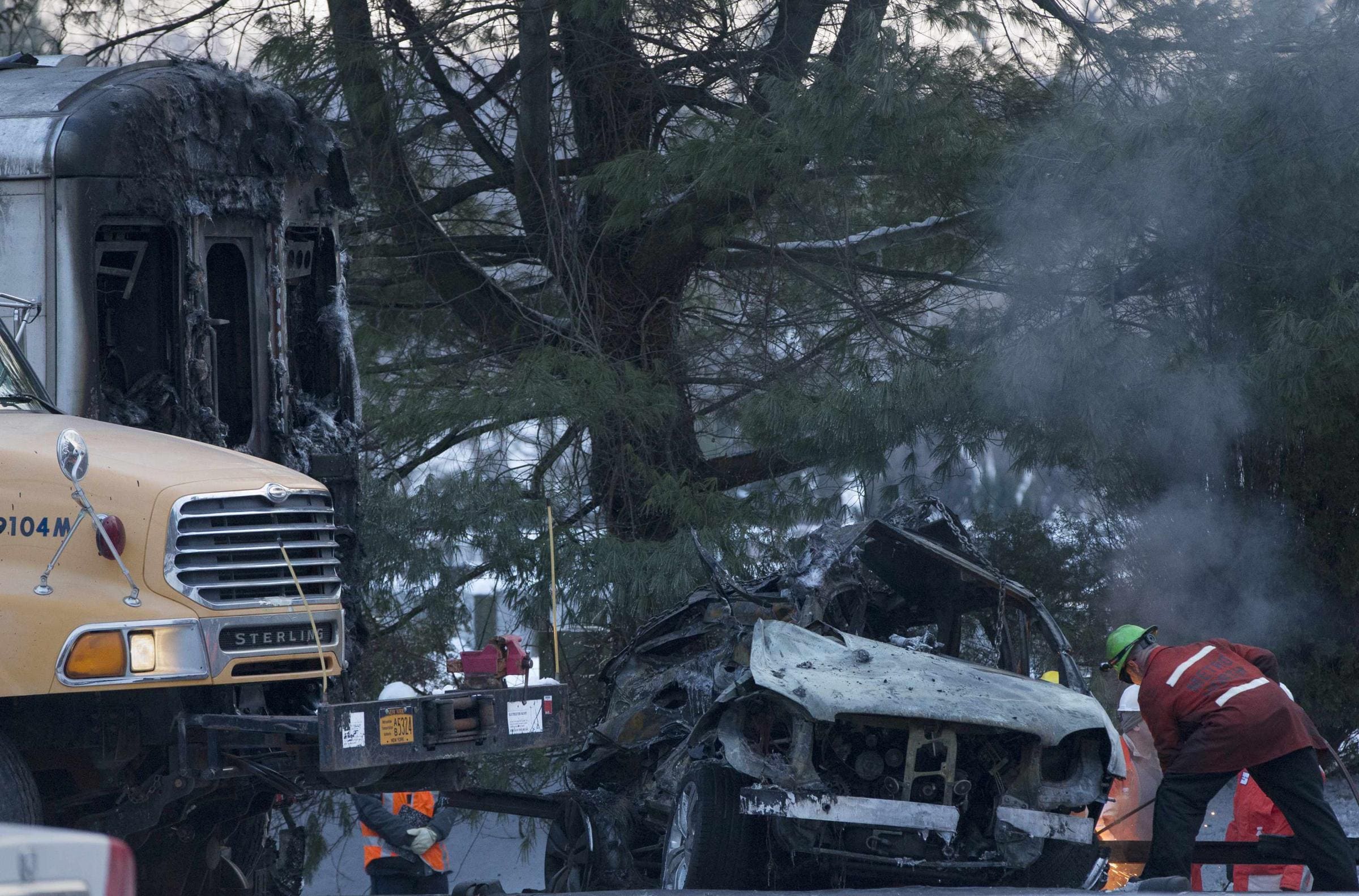 New York, treno contro auto. Le terribili immagini dei veicoli
