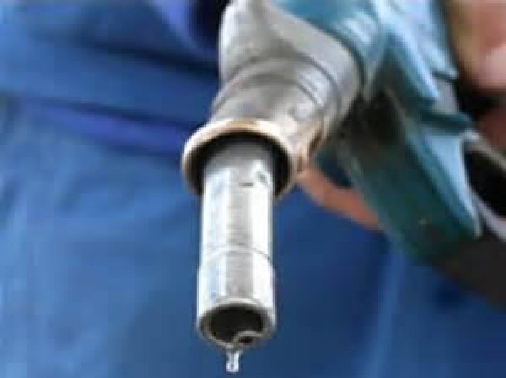 Benzina,  prezzo alla pompa ai massimi dal luglio del 2015