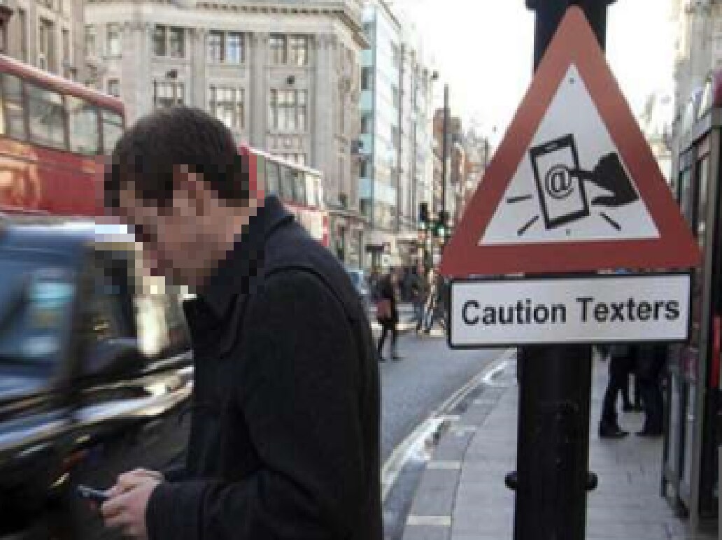 Come  impedire ai telefono-dipendenti di attraversare  la strada senza saperlo?