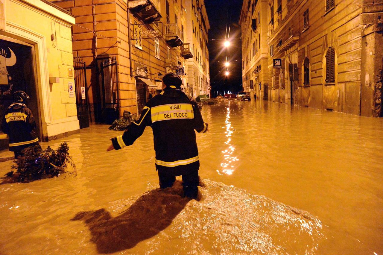 Alluvione a Genova, la città coperta di fango - Photogallery - Rai News
