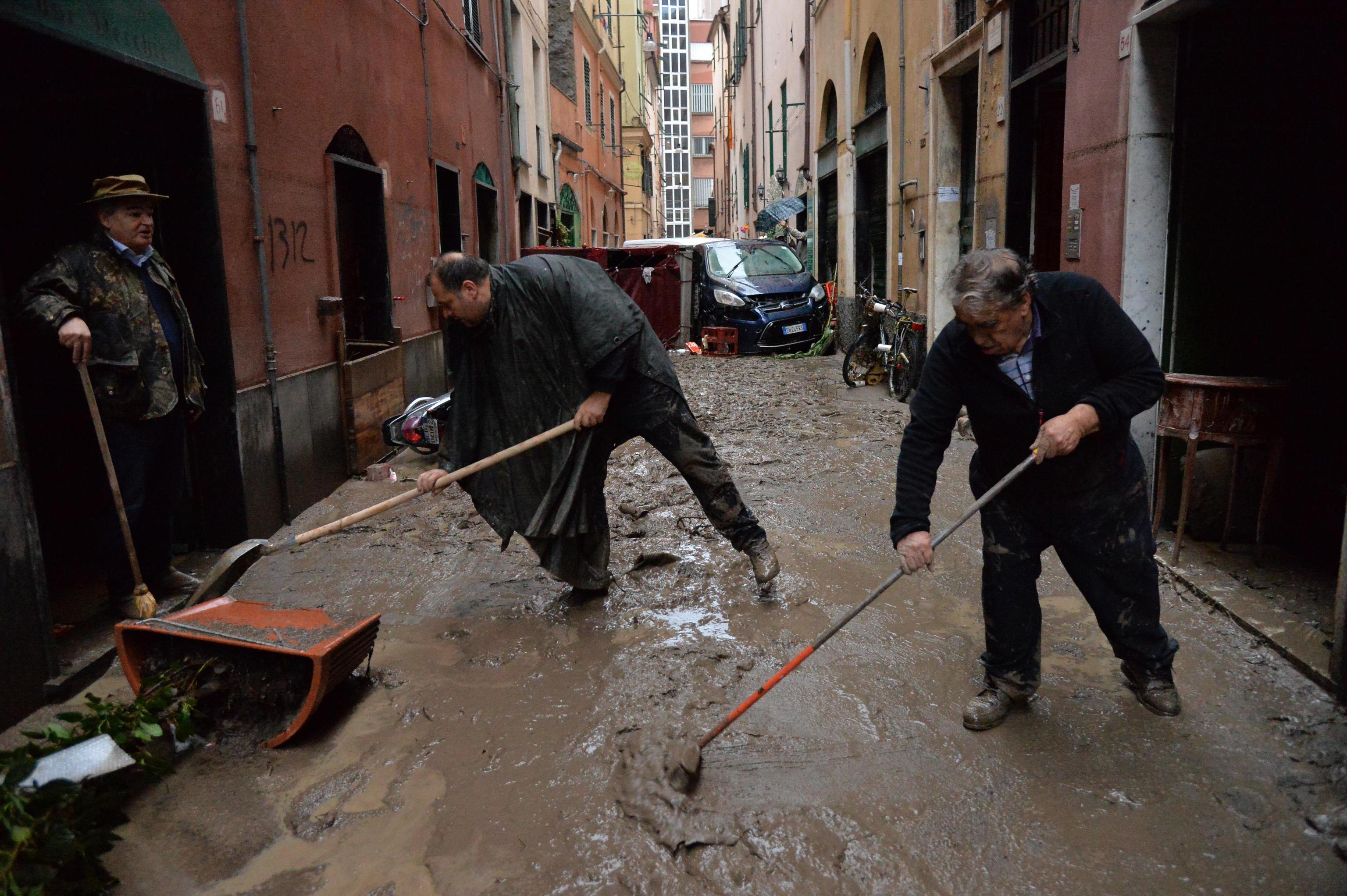 Alluvione a Genova, volontari al lavoro per liberare la città ...