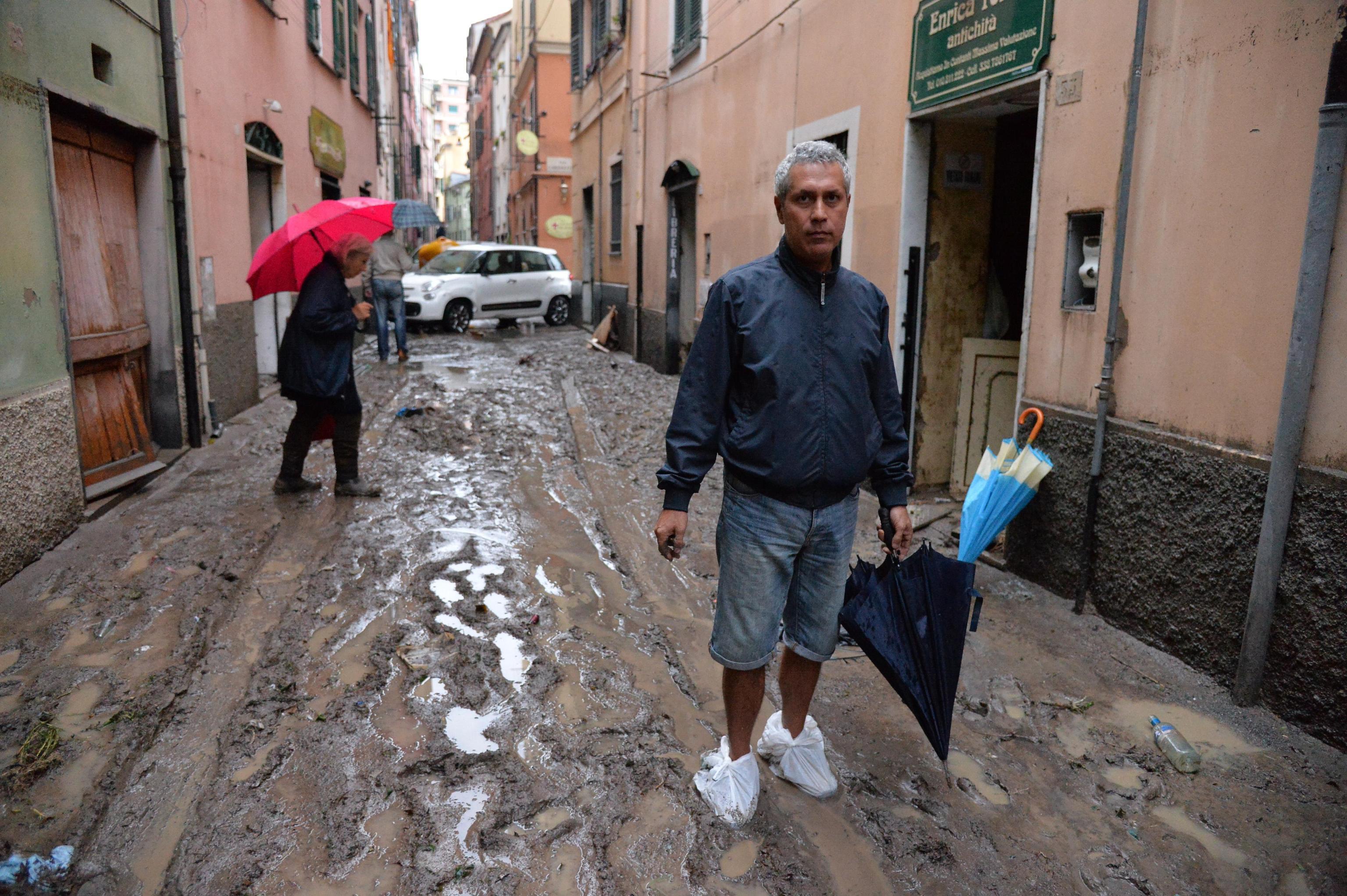 Alluvione a Genova, volontari al lavoro per liberare la città ...
